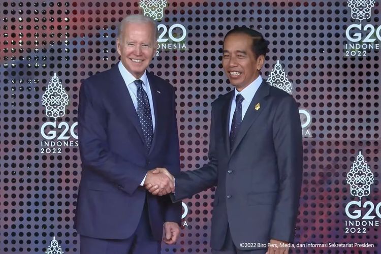 Presiden Joko Widodo (Jokowi) menyambut kedatangan Presiden Amerika Serikat (AS) Joe Biden Hotel The Apurva Kempinski, Nusa Dua, Bali untuk mengikuti pertemuan Konferensi Tingkat Tinggi (KTT) G20 pada Selasa (15/11/2022). 
