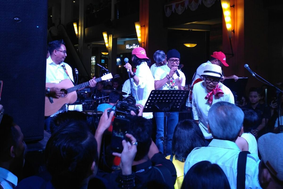 Elek Yo Band tampil dalam Konser Kemanusiaan Untuk Lombok di Cilandak Town Square, Jakarta Selatan, Kamis (9/8/2018).