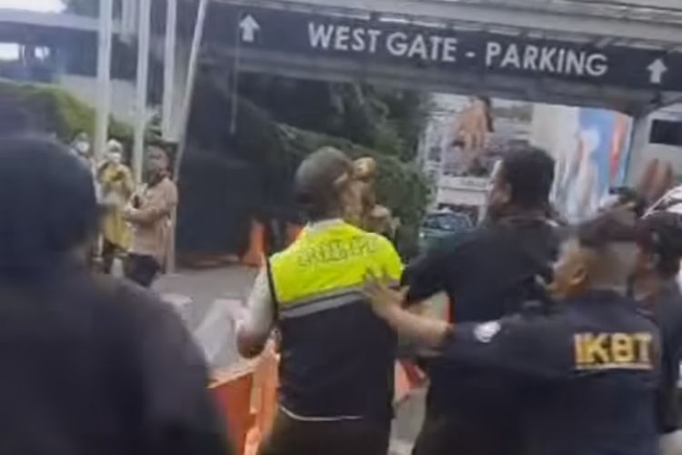 Dua anggota Satpol PP dikeroyok sejumlah pria tak dikenal di depan Pusat Perbelanjaan Plaza Indonesia, Menteng, Jakarta Pusat, Minggu (31/12/2023)