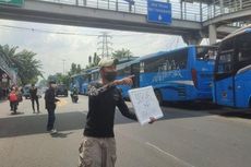 Tukang Service HP di PGC Turun ke Jalan Gara-gara Mall Tutup, Polisi Bagikan Sembako