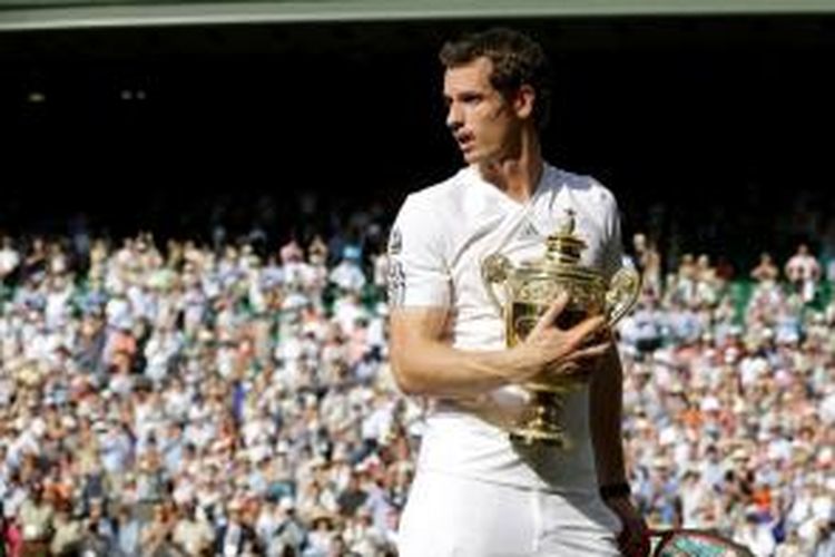 Petenis Skotlandia, Andy Murray, memeluk trofi juara turnaman Grand Slam Wimbledon, usai mengalahkan Novak Djokovic pada partai final, Minggu (7/7/2013).