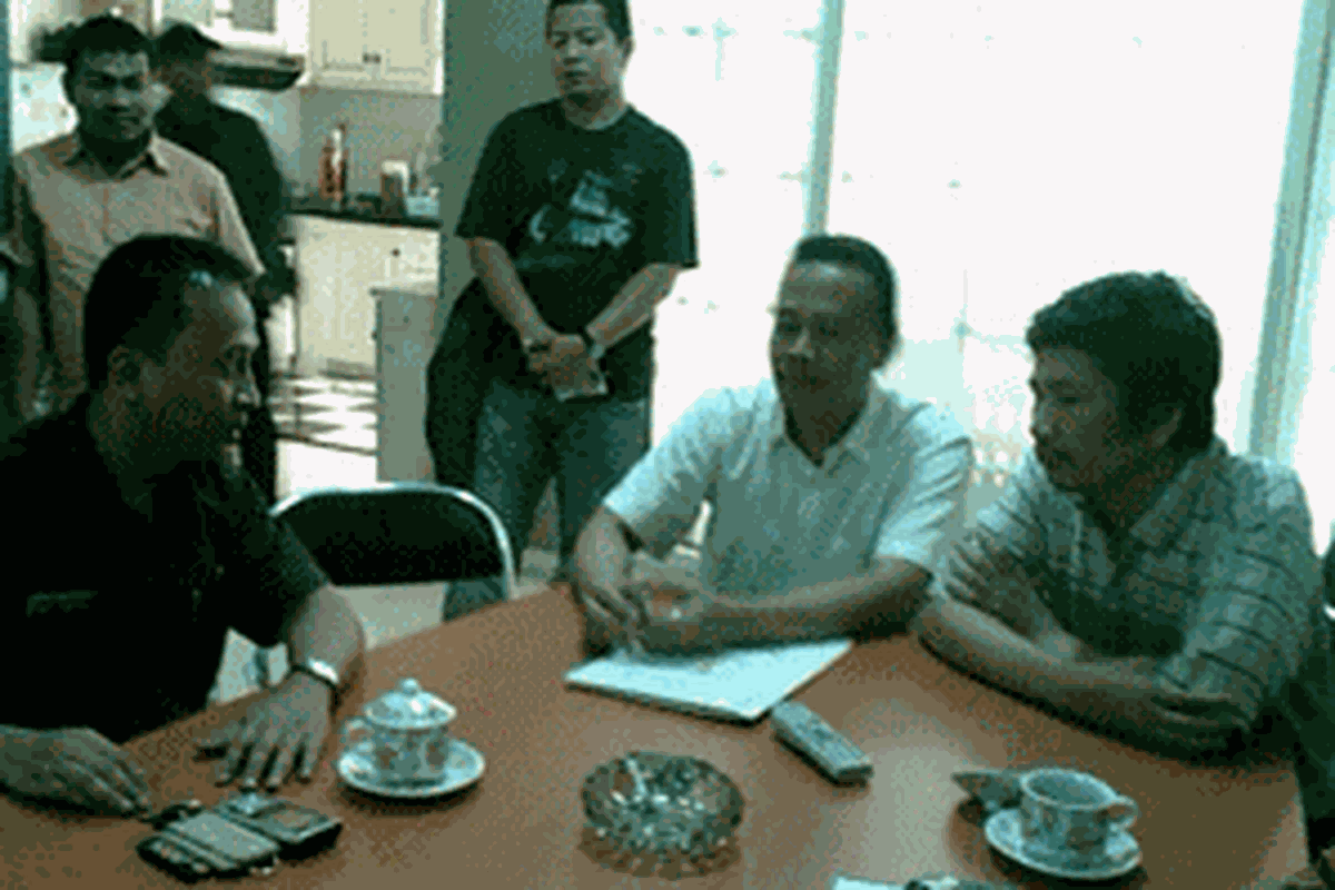 Aat safaat (kiri) menjelaskan kepada panwas kota bandung tentang laporannya. 