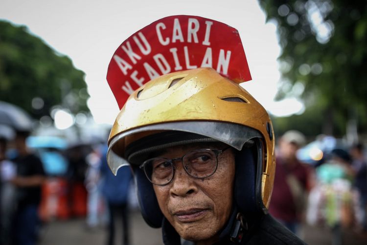 Aktivis mengikuti aksi kamisan ke-575 yang digelar oleh Jaringan Solidaritas Korban untuk Keadilan di depan Istana Merdeka, Jakarta Pusat, Kamis (21/2/2019). Mereka menuntut penyelesaian kasus-kasus pelanggaran hak asasi manusia (HAM) berat yang hingga kini belum ditangani.