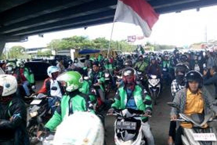 ratusan pengemudi GoJek cabang Makassar berdemonstrasi menuntut perusahaannya menghilangkan biaya denda kepada driver, Kamis (3/12/2015).
