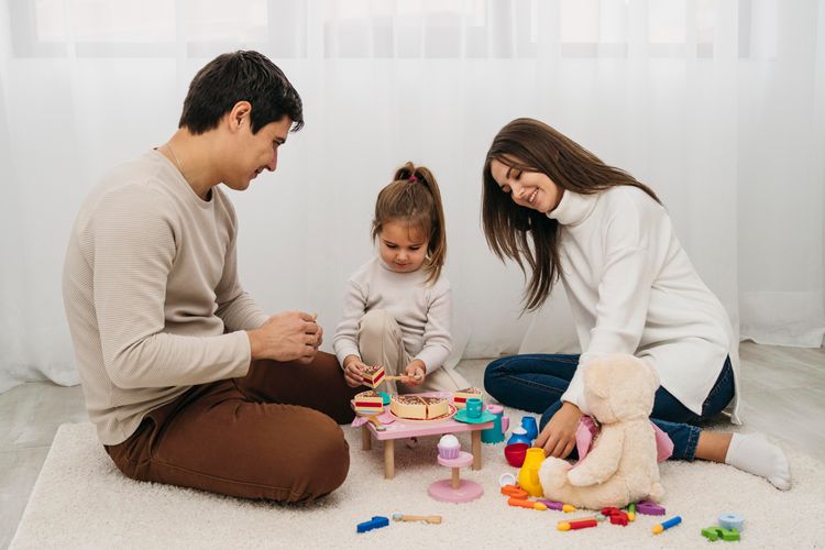Pretend play termasuk aktivitas bonding orangtua dan anak. Orangtua bisa bercerita dengan alat seadanya, tak harus membeli mainan mahal.
