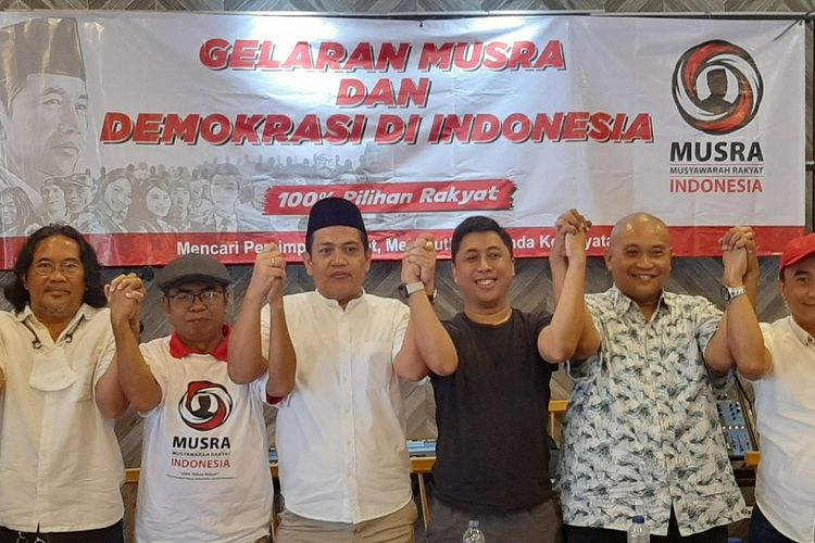 Ketua Panitia Nasional Musyawarah Rakyat (Musra) Panel Barus (tengah) berfoto bersama panitia lainnya usai konferensi pers di kawasan Pasar Minggu, Jakarta, Sabtu (20/8/2022).