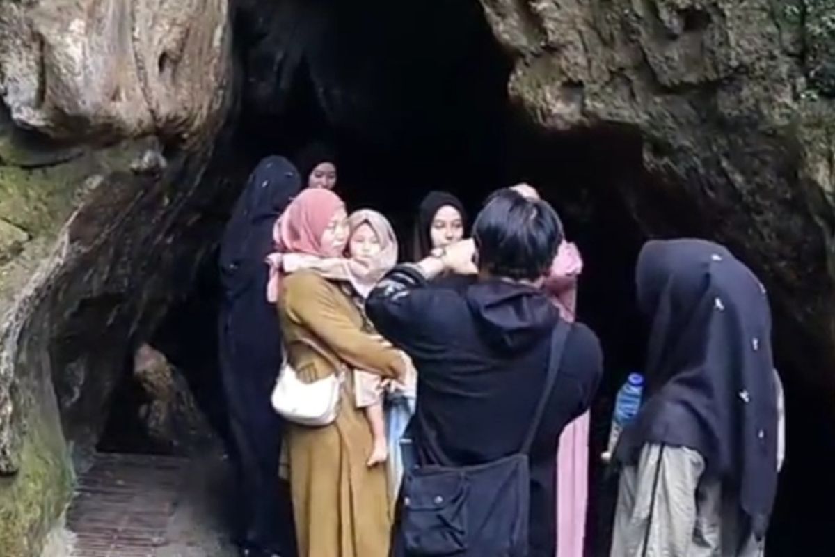 Foto-foto para pengunjung sedang berziarah ke patilasan Syekh Abdul Muhyi di Gua Pamijahan, Bantarkalong, Kabupaten Tasikmalaya, Jawa Barat, Senin (10/2/2025).