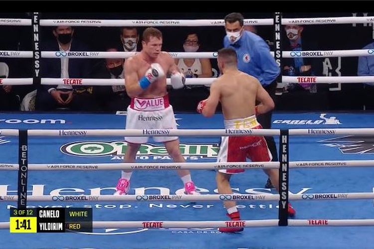 Suasana duel tinju dunia Canelo Alvarez vs Avni Yildrim untuk perebutan sabuk juara WBC dan WBA di Hard Rock Stadium, Miami, Florida, Amerika Serikat, pada Minggu (28/2/2021) pagi WIB.