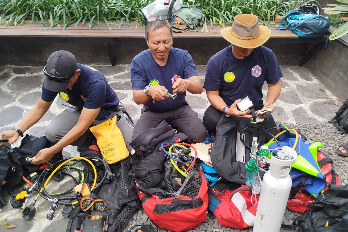 Penyelam dari tim IDRT menyiapkan peralatan menyelam mereka di Pelabuhan Ketapang Banyuwangi. 