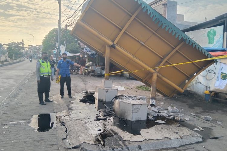 Halte bus di Jalan Raya Cilincing, Jakarta Utara, mengalami kerusakan imbas tertabrak truk trailer yang terlibat kecelakaan pada Jumat (29/7/2022) sekitar pukul 05.30 WIB.