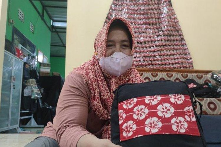Pengusaha produk aksesoris Griya Srikandi, Katarina Duhendar Triningrum (48) menunjukkan tas bermotif dari kain perca di rumahnya di Jalan Argopuro, Kelurahan Ketapang, Kecamatan Kademangan, Kota Probolinggo, Jawa Timur, Sabtu (8/7/2022).