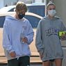 Gaya Santai Hailey Bieber, Pakai Sweater Kebesaran Tanpa Celana