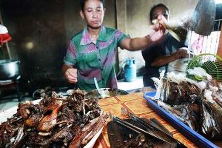 Warung Nasi Bebek Mak Isa di Jalan Raya Bekasi Timur, Jakarta Timur.