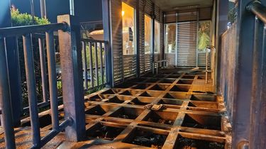 Halte di Bekasi Timur Terbengkalai, Pelat Besi Lantai Hilang dan Dinding Penuh Coretan