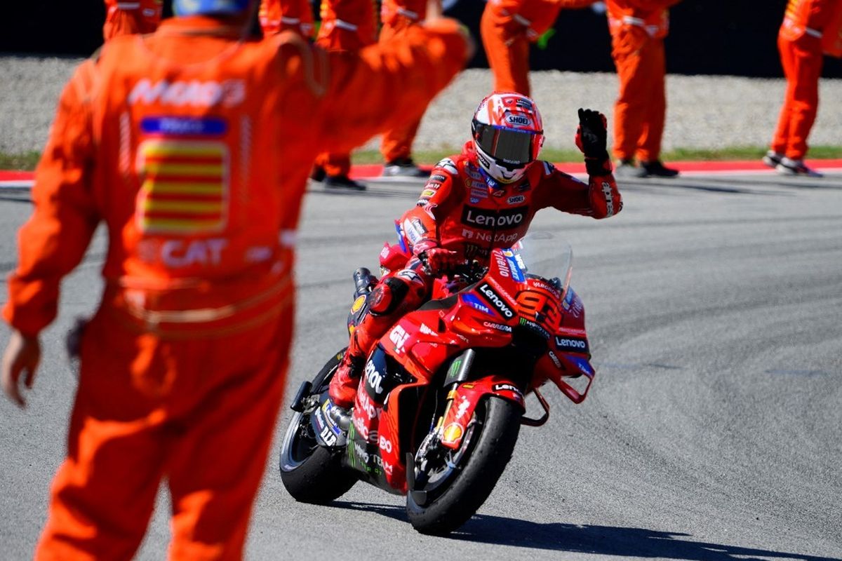 Pebalap Ducati Lenovo Team, Marc Marquez, merayakan kemenangan Sprint Race Moto GP Catalunya di Circuit de Barcelona-Catalunya pada 6 September 2024 di Montmelo di pinggiran Barcelona. (Foto oleh Josep LAGO / AFP)