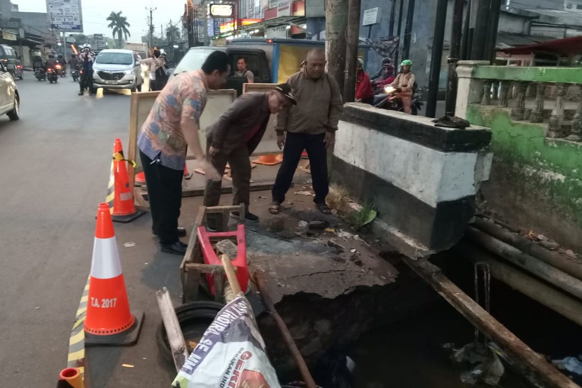 Wali Kota Depok Mohammad Idris saat memantau Jalan Mampang Prapatan, Sawangan, Depok, Jumat (28/6/2019).