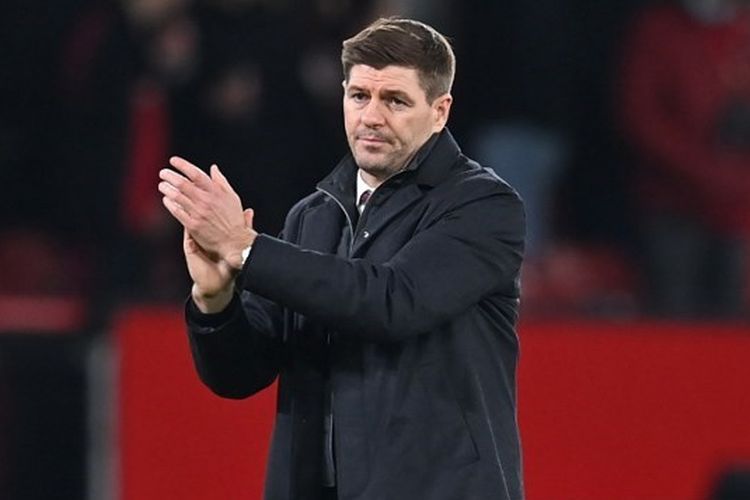 Pelatih Aston Villa, Steven Gerrard, mengapresiasi suporter di Villa Park usai laga melawan Manchester United pada pekan ke-22 Liga Inggris. Terkini, Steven Gerrard menerima tawaran melatih klub Liga Arab Saudi, Al Ettifaq.