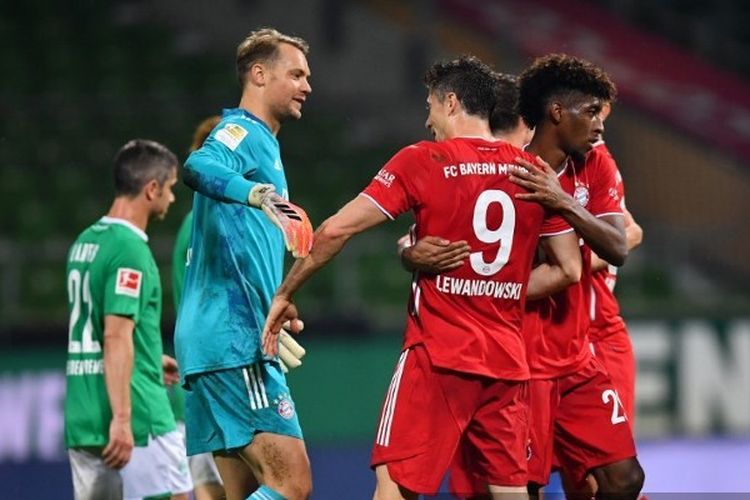 Para pemain Bayern Muenchen berselebrasi setelah menang atas Werder Bremen pada lanjutan pekan ke-32 Bundesliga, Rabu (17/6/2020). 