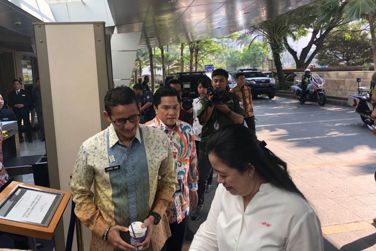 Wakil Gubernur DKI Jakarta Sandiaga Uno dan Menteri Koordinator Bidang Pembangunan Manusia dan Kebudayaan Puan Maharani saat menghadiri 9th Coordination Committee Meeting di Hotel Indonesia Kempinski, Rabu (9/5/2018).  