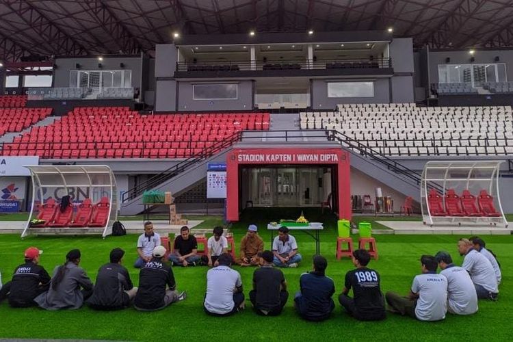 Menyambut laga home pedana manajemen melakukan pemotongan tumpeng menandai kesiapan Arema FC bermarkas di Stadion Kapten I Wayan Dipta Gianyar, Bali.