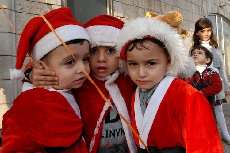 Anak-anak yang merayakan Natal di Kota Nazaret. Protes pengakuan Yerusalem sebagai ibu kota Israel, dewan kota Nazaret memutuskan membatalkan perayaan Natal di sana.