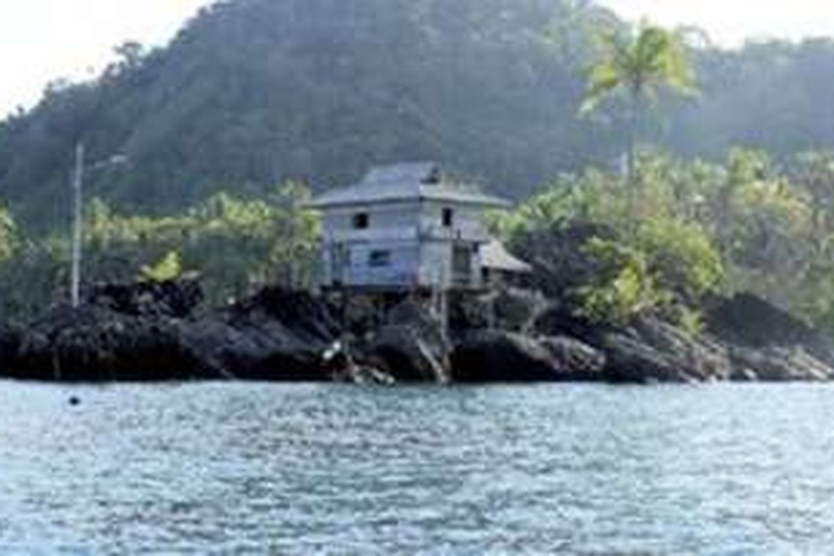 Salah satu sisi Pulau Senoa di Natuna, Kepulauan Riau. Pulau terdepan itu terletak dekat perbatasan Indonesia-Malaysia. Satu sisi menghadap ke Pulau Bunguran, Natuna dan sisi lain menghadap ke Laut Tiongkok Selatan. 