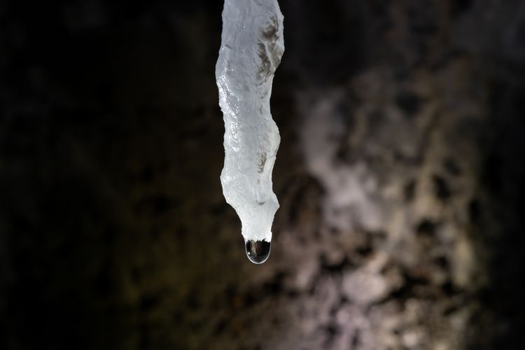 Ilustrasi speleothems, stalagmit, mutiara gua. Mutiara gua jarang terbentuk, seperti yang ditemukan dalam ekspedisi di Sumur Neraka di Yaman.