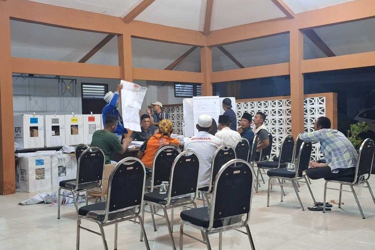 Proses hitung ulang di salah satu TPS di Kecamatan Kamal, Kabupaten Bangkalan, Jawa Timur, Senin (19/2/2024). Ada perubahan mencolok setelah hitung ulang untuk calon legislatif.