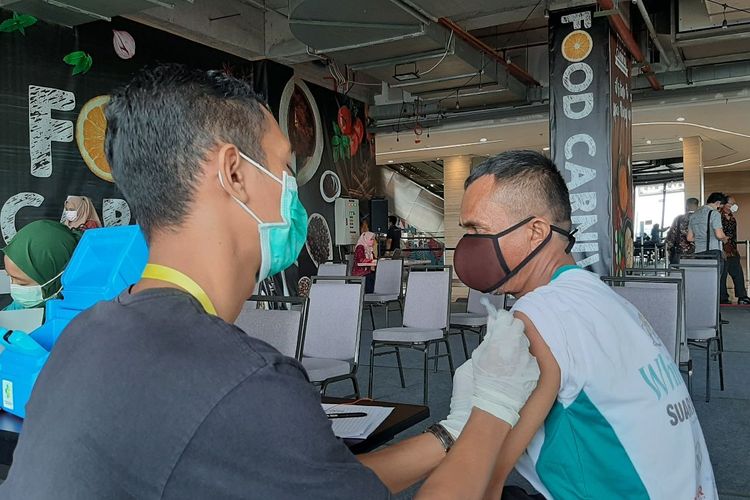 Vaksinasi pedagangmie dan bakso di Mall Tentrem Semarang, Selasa (14/9/2021). 