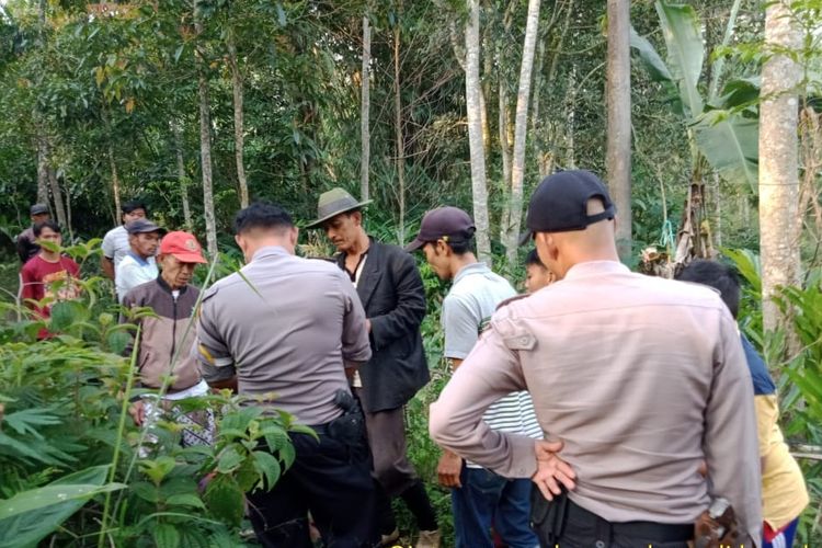 Petugas bersama warga mendatangi lokasi kuburan di Kecamatan Sukanagara, Kabupaten Cianjur, Jawa Barat yang dibongkar salahseorang warga yang mengalami gangguan jiwa