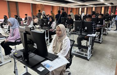 Para peserta mengikuti Ujian Tertulis Berbasis Komputer Seleksi Nasional Berdasarkan Tes (UTBK SNBT) 2025 di Universitas Indonesia (UI) pada Rabu (23/4/2025) pagi. Sebanyak 55.213 orang dari total peserta UTBK SNBT 2025 sebanyak 860.976 peserta, mengikuti ujian di UI.