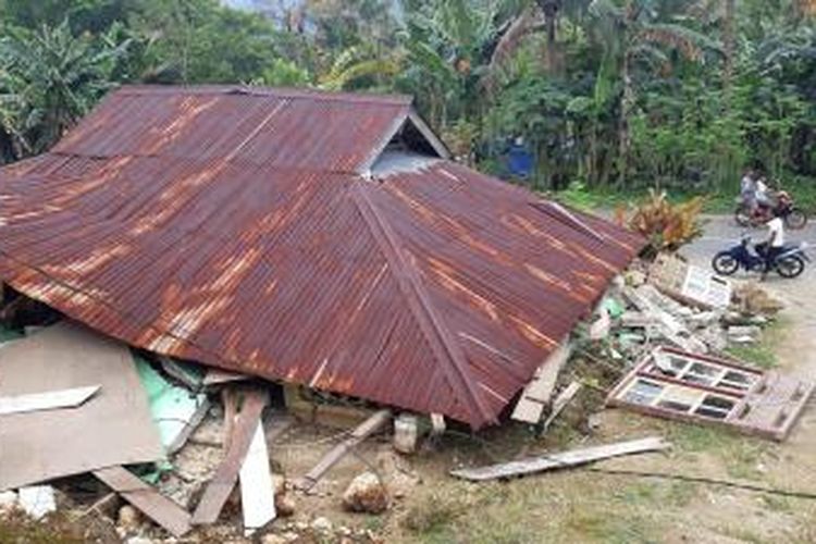 A house collapsed after an earthquake. 