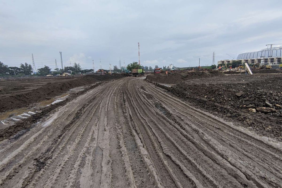 Proses pengerasan lokasi sirkuit Formula E Jakarta di kawasan Taman Impian Jaya Ancol, Jakarta Utara, Rabu (23/2/2022).