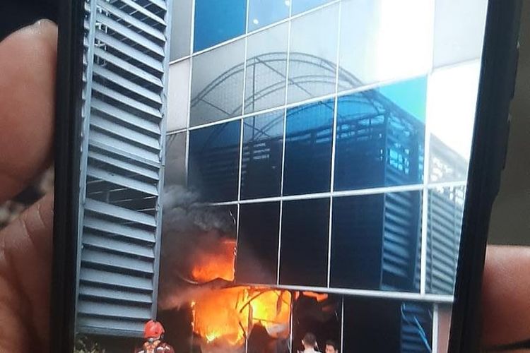 Kantor Kementerian Hukum dan HAM di Jalan HR Rasuna Said, Kuningan, Jakarta Selatan, mengalami kebakaran pada salah satu bagiannya, Kamis (8/11/2022). 