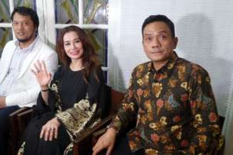 Reza Artamevia (tengah) bersama tim kuasa hukumnya tiba di kediamannya di kawasan Radio Dalam, Jakarta Selatan, pada Jumat (2/9/2016) kira-kira pukul 20.30 WIB. 