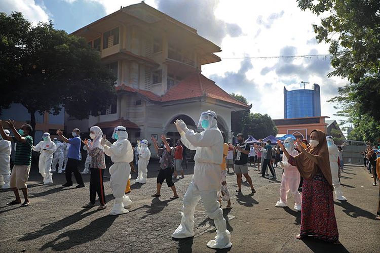 Wali Kota Surabaya Eri Cahyadi ikut senam pagi bersama warga yang menjalani isoman di Rumah Sehat Tambaksari. 