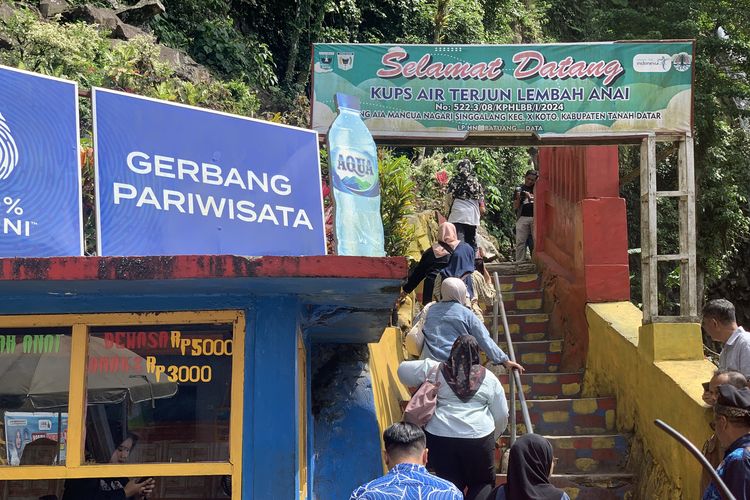 Lembah Anai merupakan air terjun populer di Sumatera Barat. Letaknya berada persis di tepi Jalan Raya Padang-Bukittinggi.