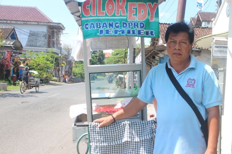 Harsono, pemilik cilok Edy saat berada di depan rombong cilok Edy di Kelurahan Tegalgede Kecamatan Sumbersarai Kabupaten Jember 