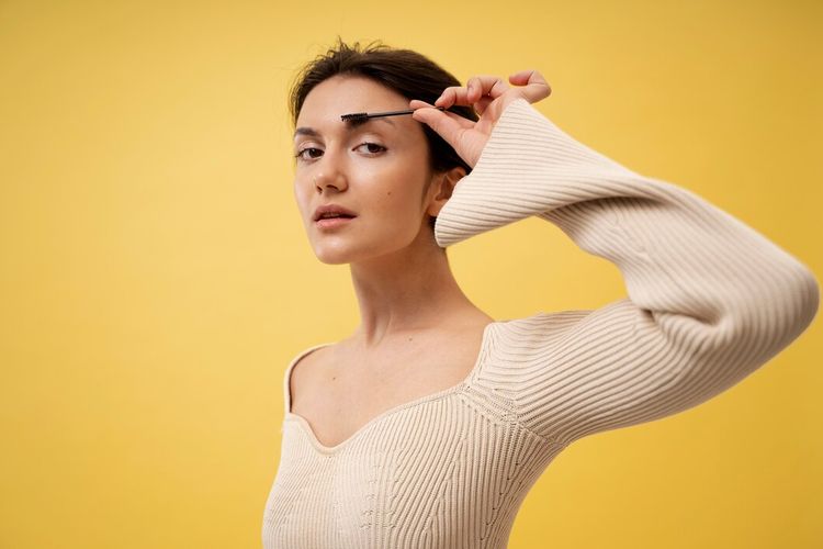 Ilustrasi alis tipis