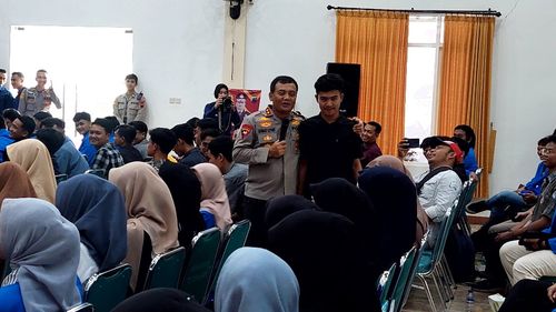 Diajak Tunjukkan Tangan Bentuk L Lambang Ikut Pilgub Jateng, Luthfi: Ojo Ngono