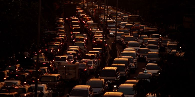 Kemacetan pada saat jam pulang kerja terjadi di sepanjang jalan Penjernihan, Karet, Jakarta Pusat, Senin (11/3/2013). Pembangunan transportasi massal yang penting untuk mengatasi kemacetan Jakarta masih kerap menemui kendala. Salah satunya adalah proyek pembangunan Mass Rapid Transit (MRT) yang hingga saat ini belum juga bisa diputuskan.  