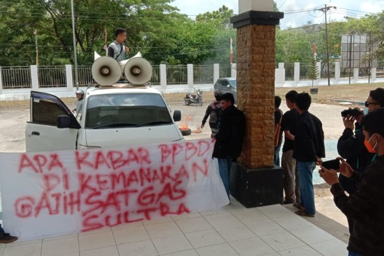 Buntut honor anggota Satgas Covid belum dibayar, sejumlah pemuda demo dan segel kantor BPBD Sultra