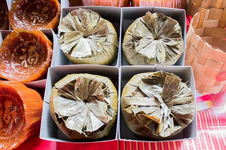 Salah satu ragam kue keranjang yang dijual oleh Djohari. Kue keranjang ini telah dibungkus oleh daun pisang sehingga ketika daun dibuka, wangi khas kue keranjang akan tercium, Sawangan, Depok, Selasa (14/1/2020).