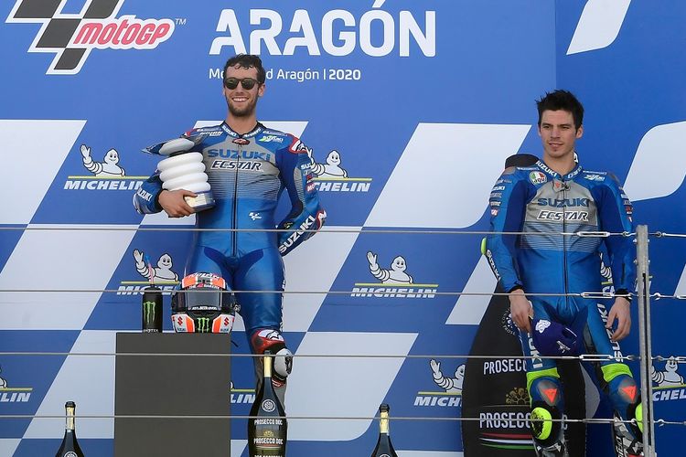 Pebalap Suzuki Ecstar, Alex Rins (kiri) dan Joan Mir (kanan), meraih podium pada balapan MotoGP Aragon, 18 Oktober 2020. 