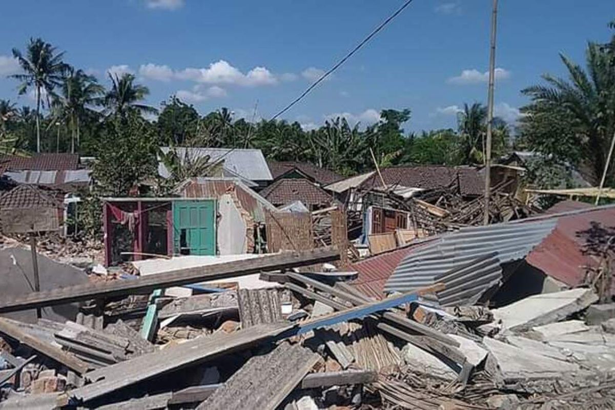 Rumah warga di Desa Dopang, Kecamatan Gunung Sari, Kabupaten Lombok Barat, NTB, rusak berat akibat gempa bumi magnitudo 7,0 (5/8/2018).