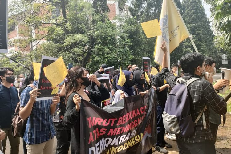 Puluhan mahasiswa Universitas Indonesia (UI) berdemo saat Menteri Koordinator Kemaritiman dan Investasi, Luhut Binsar Pandjaitan bertemu Rektor UI, Ari Kuncoro di Ruang Sidang UI, Depok, pada Selasa (12/4/2022).