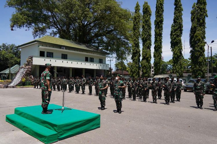 Pangdam XVI Pattimura, Mayjen TNI Richatd Tampubolon memimpin apel gelar kesiapsiagaan pasukan di Markas Korem 151 Binaya, Rabu (26/1/2022)