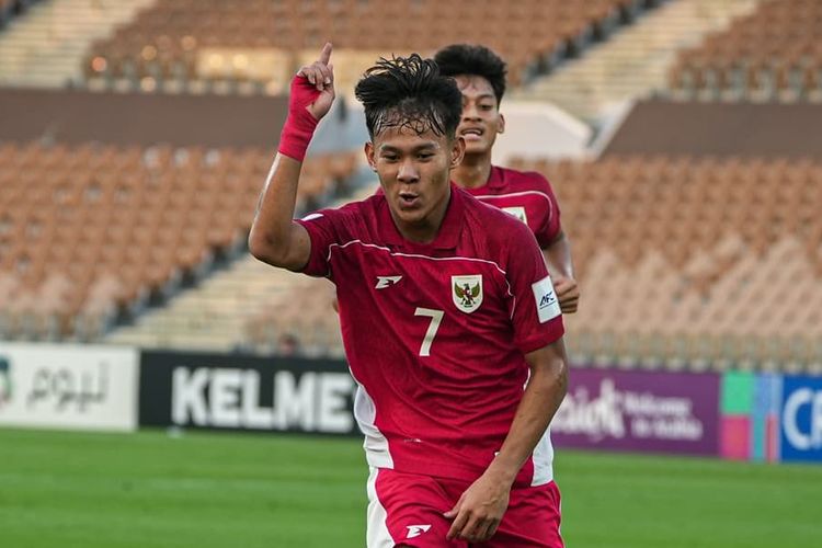 Penyerang Timnas U17 Indonesia, Zahaby Gholy, merayakan gol ke gawang Yaman. Partai Grup C Piala Asia U17 2025 Timnas U17 Indonesia vs Yaman digelar di Stadion Prince Abdullah Al Faisal, Jeddah, Arab Saudi, pada Senin (7/4/2025) malam WIB.
