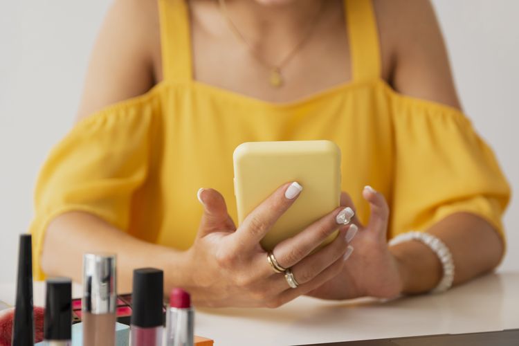 Ilustrasi belanja online produk kecantikan.