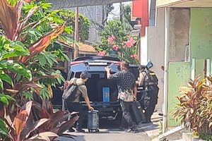 KPK Geledah 'Safe House' Bupati Sukoharjo di Solo 1,5 Jam, Terpantau Bawa 2 Koper Hitam